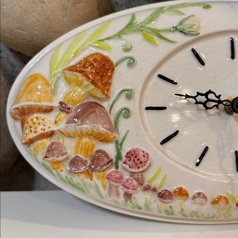 Vintage 1976 Hand-Painted Mushroom Clock - Picture 5 of 7
